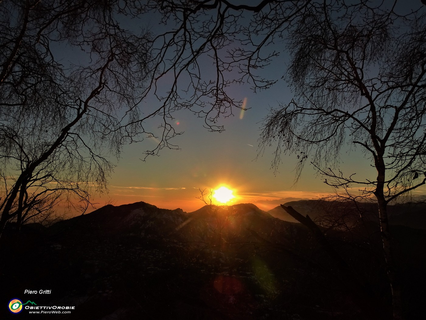 75 Il sole tramonta rosseggianta sulla Corna Bianca.JPG